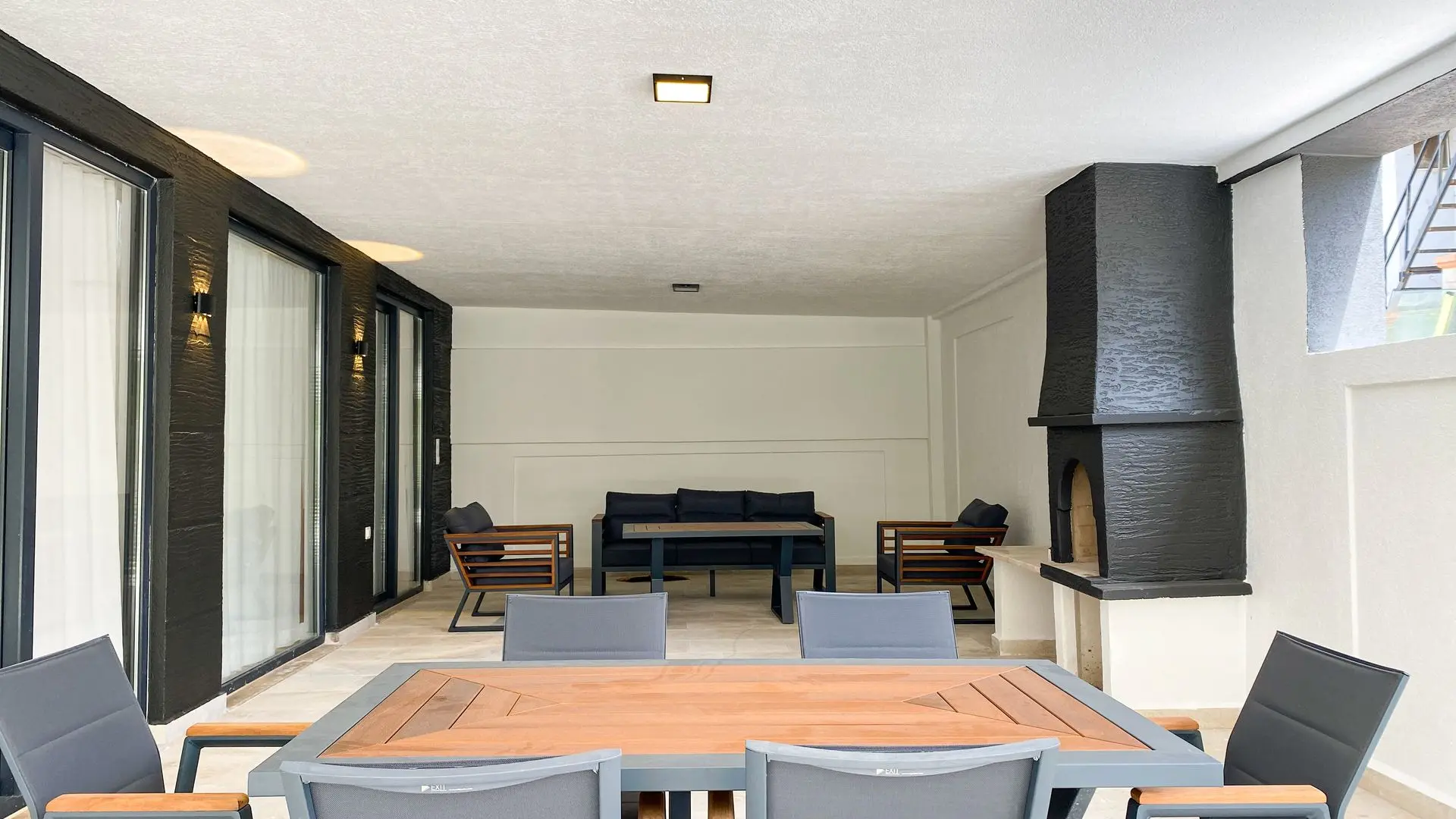 Spacious lounge